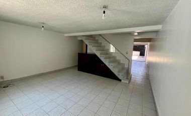 RENTO casa pequeña,con ámplia terraza, enfrente de Mundo E,  Viveros de la Loma,
