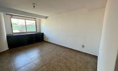 RENTO casa pequeña,con ámplia terraza, enfrente de Mundo E,  Viveros de la Loma,