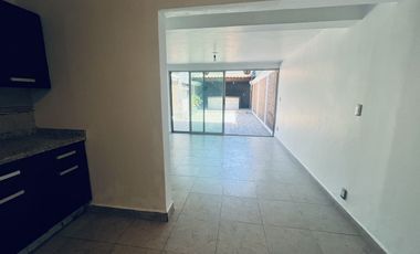 RENTO casa pequeña,con ámplia terraza, enfrente de Mundo E,  Viveros de la Loma,