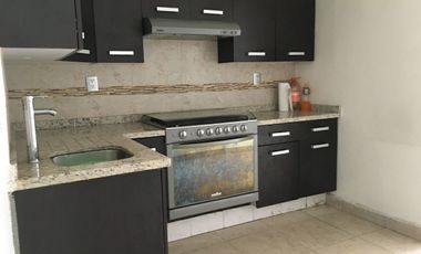 RENTO casa pequeña,con ámplia terraza, enfrente de Mundo E,  Viveros de la Loma,