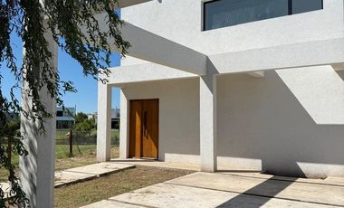 Alquiler de espectacular casa en El Naudir Escobar