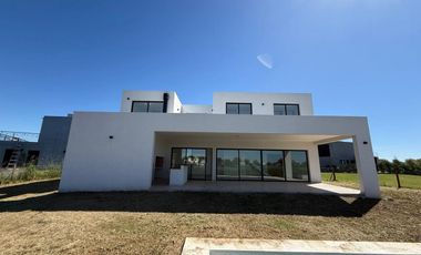 Alquiler de espectacular casa en El Naudir Escobar