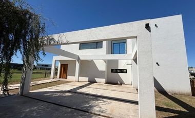 Alquiler de espectacular casa en El Naudir Escobar