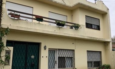 EXCELENTE CASA MULTI FAMILIAR  - MUY BUENA ZONA - BOULOGNE-  son 3 ph en un lote