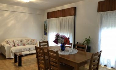 EXCELENTE CASA MULTI FAMILIAR  - MUY BUENA ZONA - BOULOGNE-  son 3 ph en un lote
