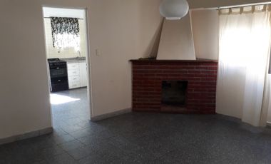 CASA DE 3 AMB CON PARQUE Y ENTRADA DE AUTO