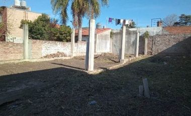 Venta Terreno con construccion en calle Castaneda 922 y Formosa