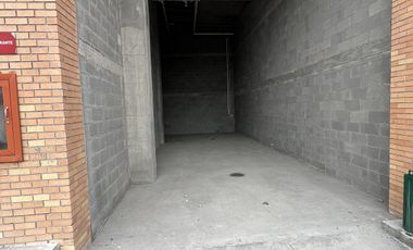 Renta o Venta local en plaza a pie de Av. M. Ordoñez, Lechugal, Santa Catarina