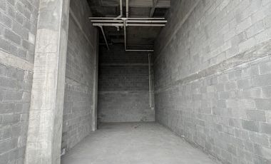 Renta o Venta local en plaza a pie de Av. M. Ordoñez, Lechugal, Santa Catarina