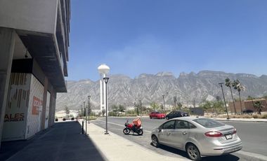 Renta o Venta local en plaza a pie de Av. M. Ordoñez, Lechugal, Santa Catarina