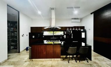 Residencia   paneles. amueblada en Privada  Yucatán Country Club  en Mérida, Yuc