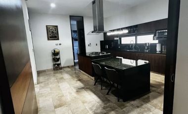 Residencia   paneles. amueblada en Privada  Yucatán Country Club  en Mérida, Yuc