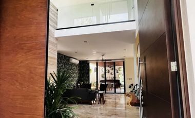 Residencia   paneles. amueblada en Privada  Yucatán Country Club  en Mérida, Yuc