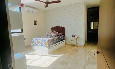Residencia   paneles. amueblada en Privada  Yucatán Country Club  en Mérida, Yuc