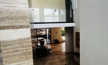 Residencia   paneles. amueblada en Privada  Yucatán Country Club  en Mérida, Yuc