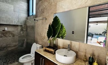 Residencia   paneles. amueblada en Privada  Yucatán Country Club  en Mérida, Yuc