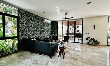 Residencia   paneles. amueblada en Privada  Yucatán Country Club  en Mérida, Yuc