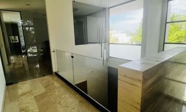 Residencia   paneles. amueblada en Privada  Yucatán Country Club  en Mérida, Yuc