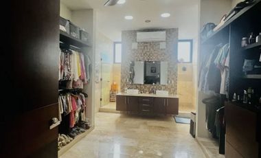 Residencia   paneles. amueblada en Privada  Yucatán Country Club  en Mérida, Yuc