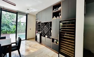 Residencia   paneles. amueblada en Privada  Yucatán Country Club  en Mérida, Yuc