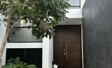 Residencia   paneles. amueblada en Privada  Yucatán Country Club  en Mérida, Yuc