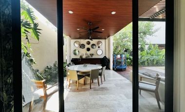 Residencia   paneles. amueblada en Privada  Yucatán Country Club  en Mérida, Yuc