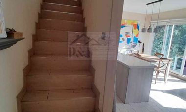 EXCELENTE CASA ESTILO TOWNHOUSE DE 3 NIVELES, EN PROVIDENCIA