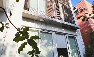 EXCELENTE CASA ESTILO TOWNHOUSE DE 3 NIVELES, EN PROVIDENCIA