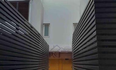 EXCELENTE CASA ESTILO TOWNHOUSE DE 3 NIVELES, EN PROVIDENCIA