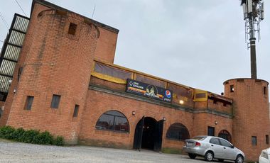 VENTA LOCAL COMERCIAL CON GRAN TERRENO.