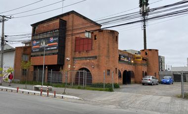 VENTA LOCAL COMERCIAL CON GRAN TERRENO.