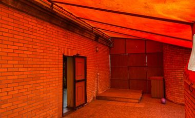 VENTA LOCAL COMERCIAL CON GRAN TERRENO.