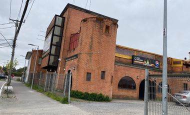 VENTA LOCAL COMERCIAL CON GRAN TERRENO.