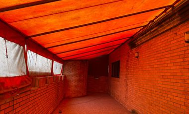 VENTA LOCAL COMERCIAL CON GRAN TERRENO.