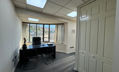 OFICINA DE 30M2 EN VALPARAÍSO A PASOS DE PLAZA SOTOMAYOR