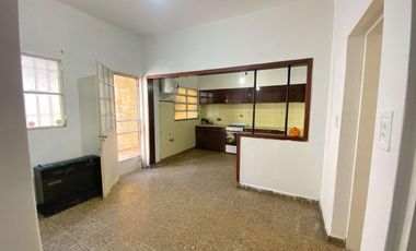Casa de 4 ambientes con patio y cochera