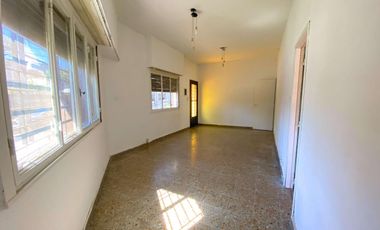 Casa de 4 ambientes con patio y cochera