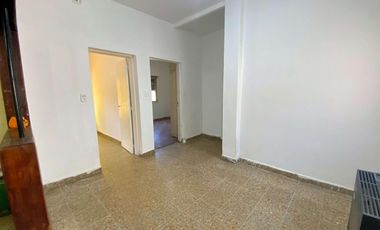 Casa de 4 ambientes con patio y cochera