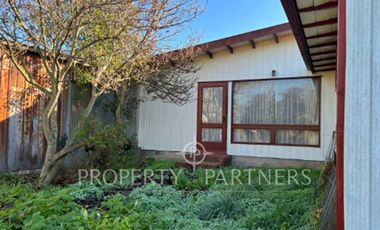 Terreno con casa en  excelente ubicación a pasos de Clínica Alemana