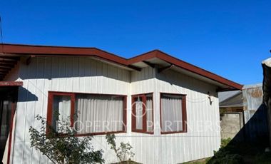 Terreno con casa en  excelente ubicación a pasos de Clínica Alemana