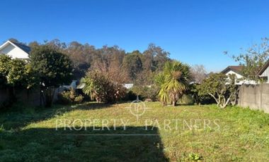 Terreno con casa en  excelente ubicación a pasos de Clínica Alemana