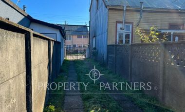 Terreno con casa en  excelente ubicación a pasos de Clínica Alemana