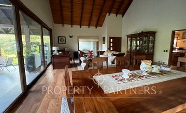 Gran casa a pasos del Club de Golf