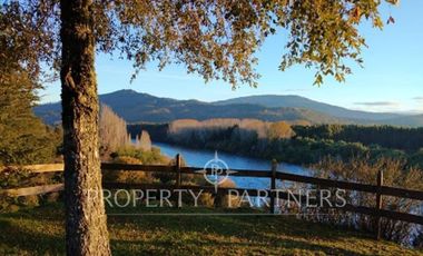 Hermosa Parcela con dos casas vista al Río