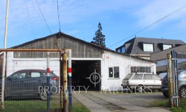 En venta amplio terreno central con 2 galpones en Valdivia