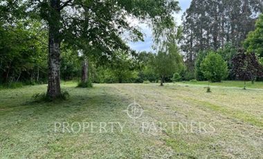 Terreno con  borde brazo río Angachilla