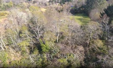 Terreno con  borde brazo río Angachilla