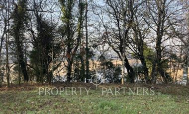 Terreno con  borde brazo río Angachilla