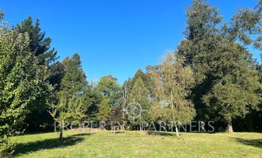 Terreno con  borde brazo río Angachilla