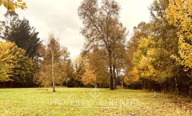 Terreno con  borde brazo río Angachilla